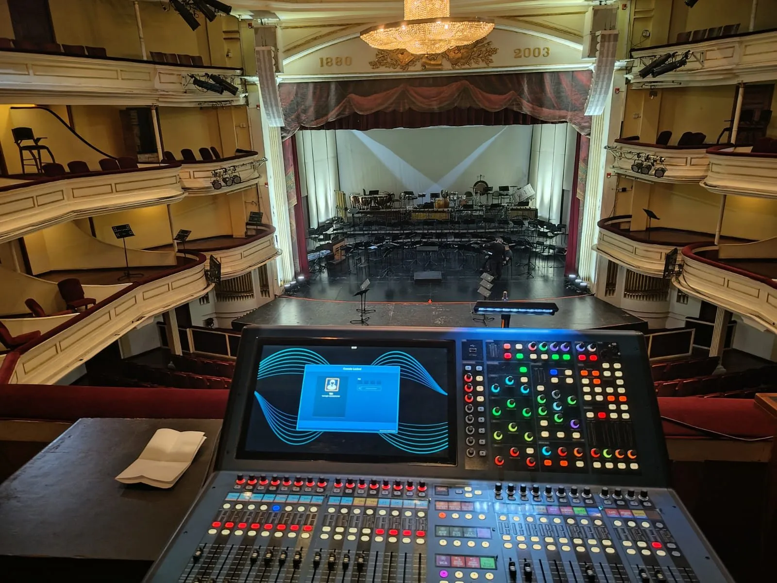 Producción técnica de eventos ZYNCRONIA — consola de sonido frente a un escenario montado en un teatro de Quito, Ecuador